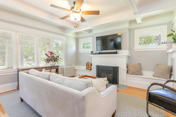 Stratégies Astucieuses pour Optimiser l'Espace dans une Maison de Ville Étroitement Développée